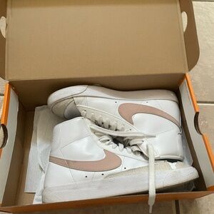 Nike BlazersMid 77